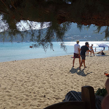 La plage de Platis Gialos