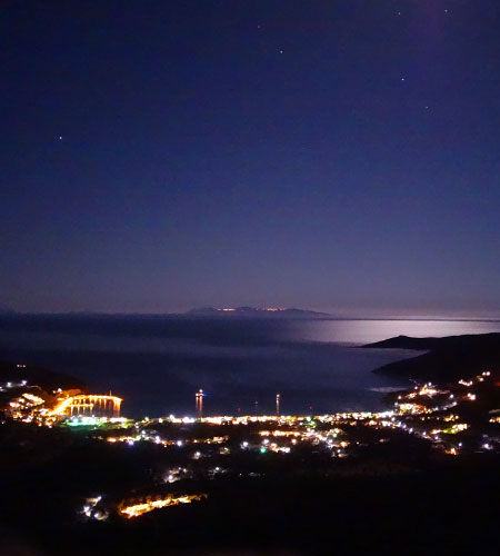 La baie de Platis Gialos la nuit